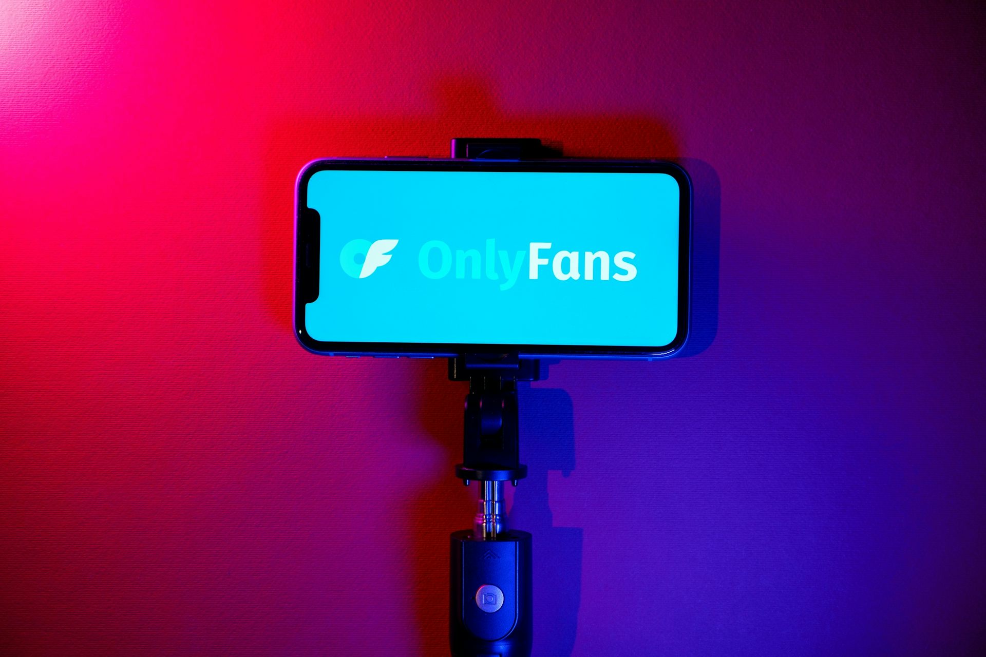 Um celular com o logotipo do OnlyFans