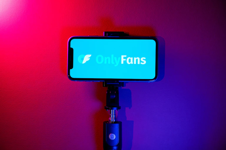 Um celular com o logotipo do OnlyFans