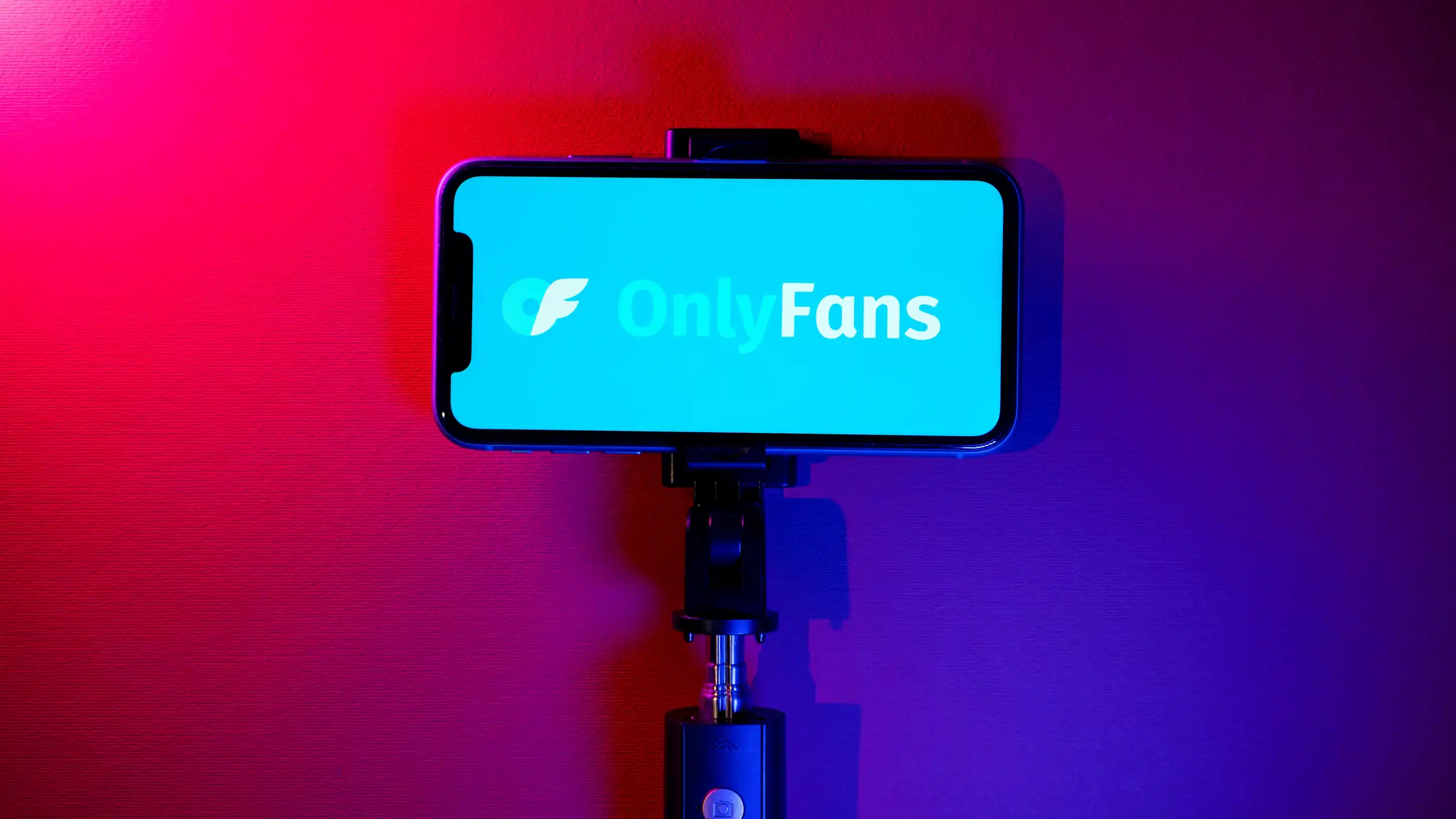 Um celular com o logotipo do OnlyFans