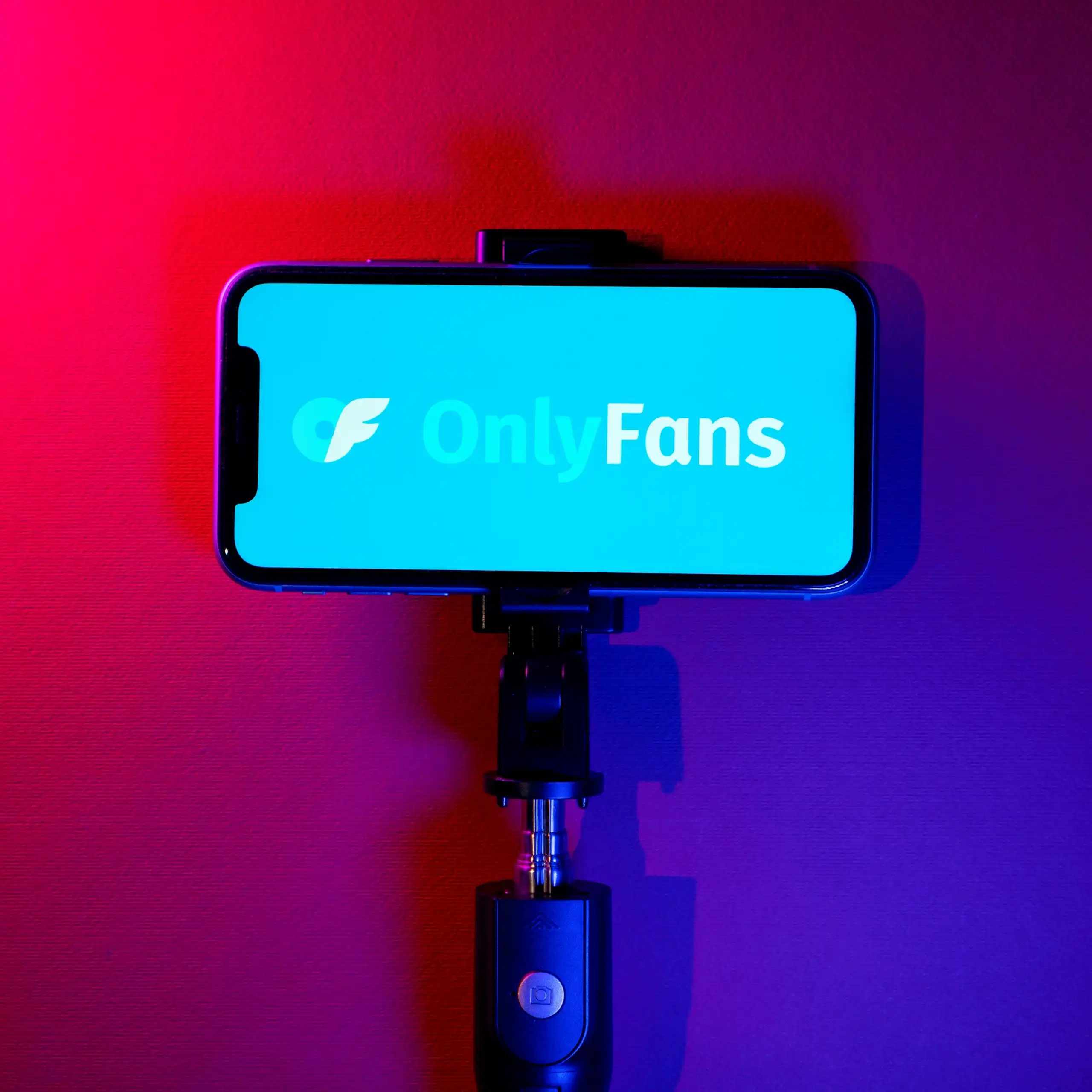 Um celular com o logotipo do OnlyFans