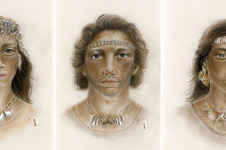 Trois portraits (deux femmes et un homme) portant des parures en coquillage.