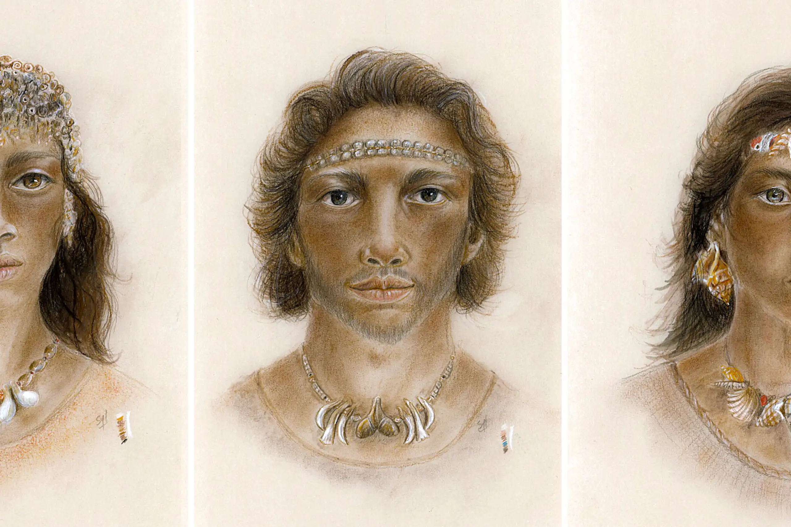 Trois portraits (deux femmes et un homme) portant des parures en coquillage.