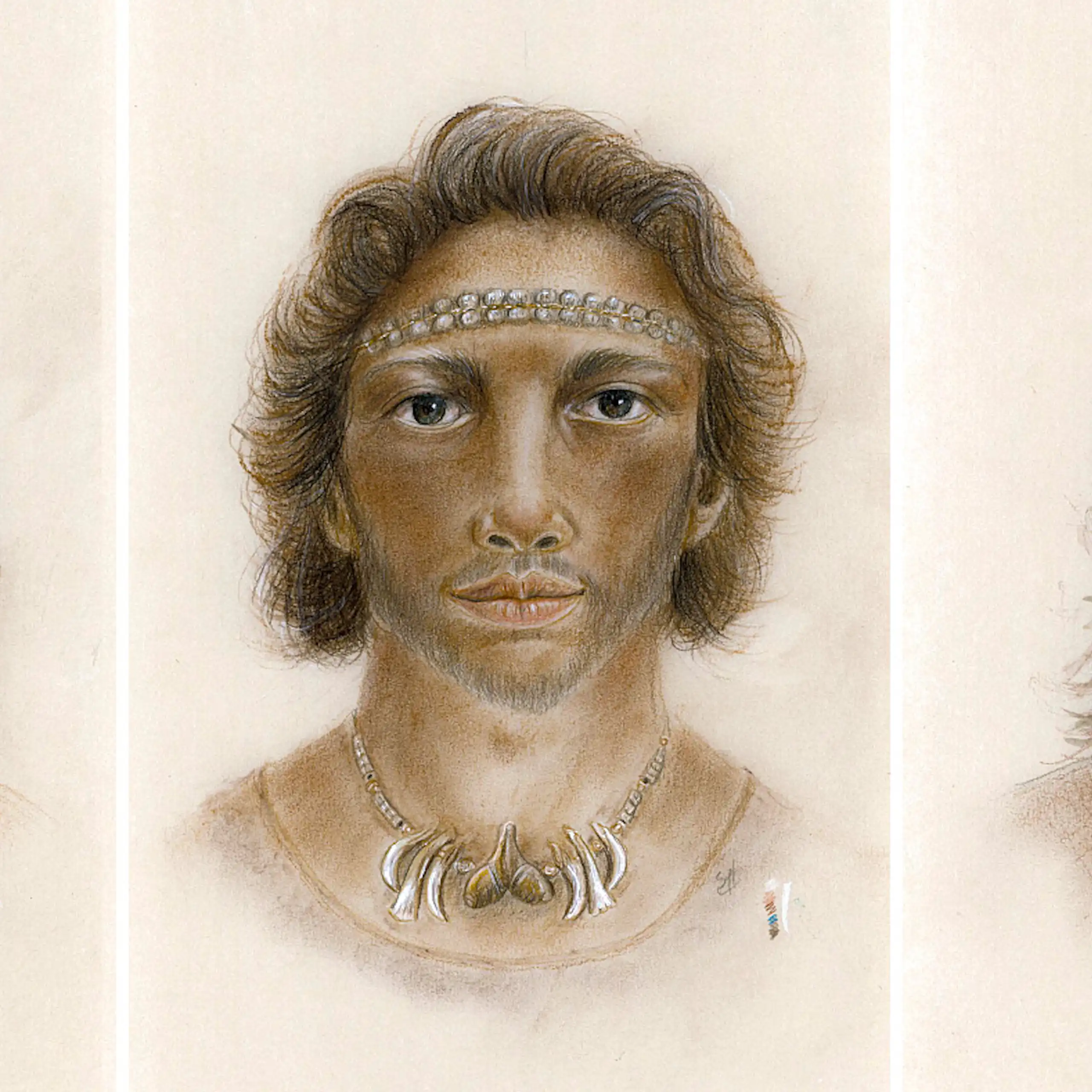 Trois portraits (deux femmes et un homme) portant des parures en coquillage.