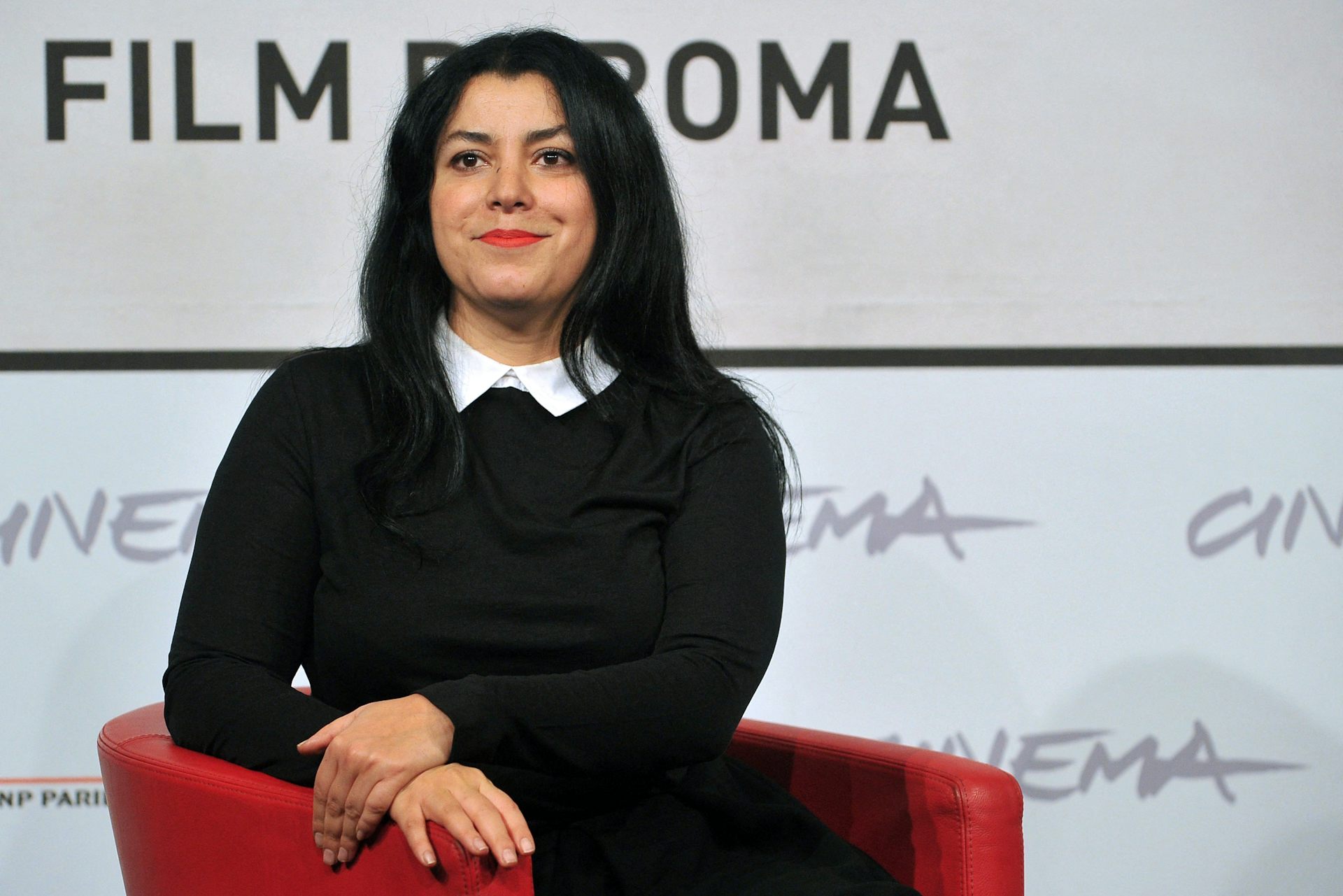 Portrait de Marjane Satrapi assise