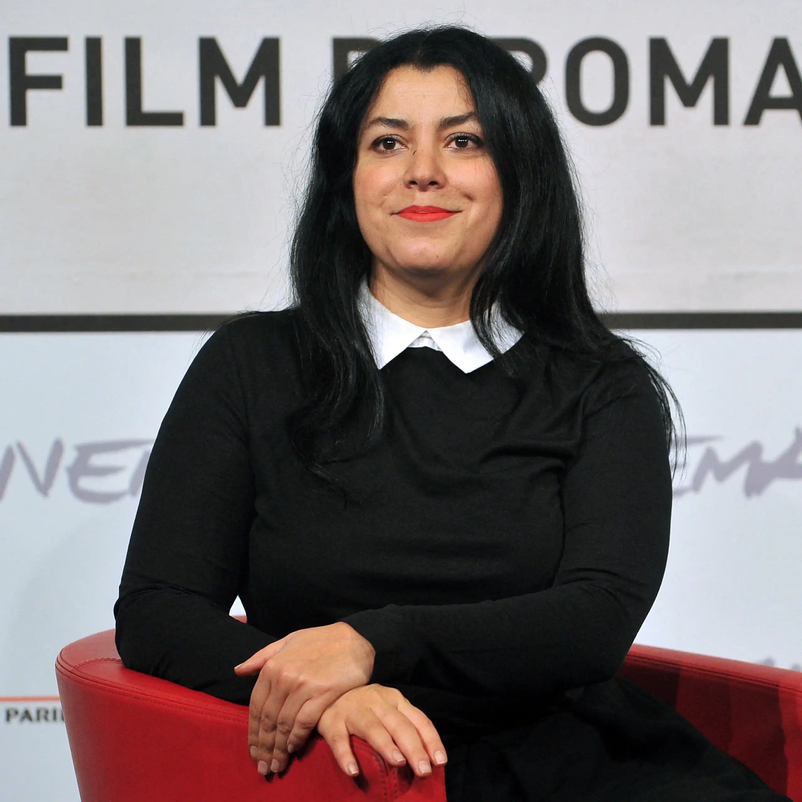 Portrait de Marjane Satrapi assise