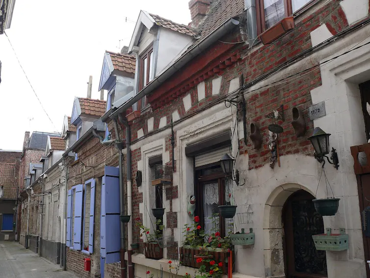 Imagen de una calle estrecha con pequeñas casitas muy pegadas.