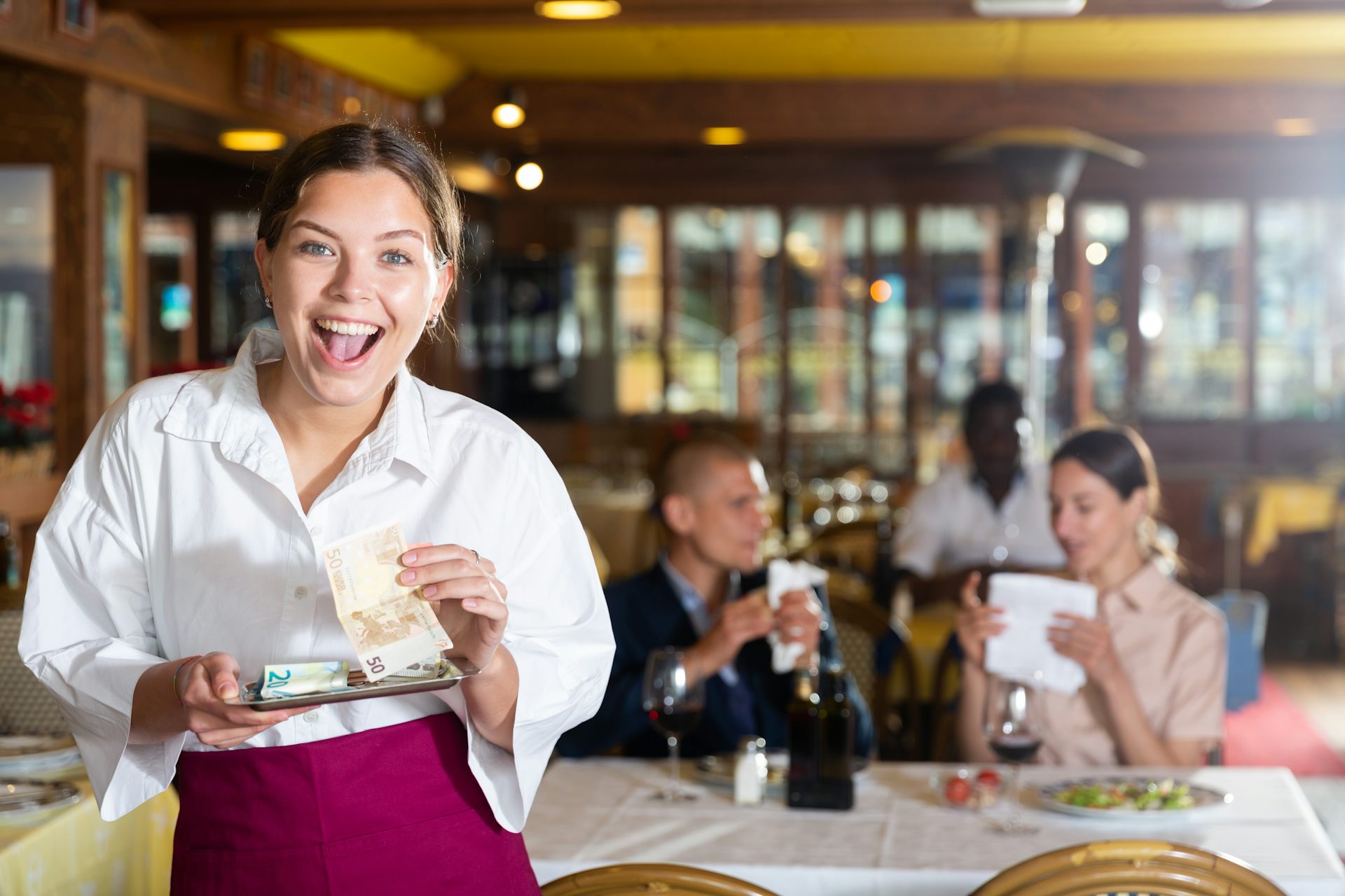 Femme heureuse d'avoir reçu un pourboire.