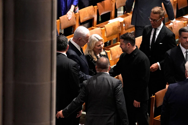 Israeli prime minister, Benjamin Netanyahu, talks to Ukrainian president, Volodymyr Zelensky.