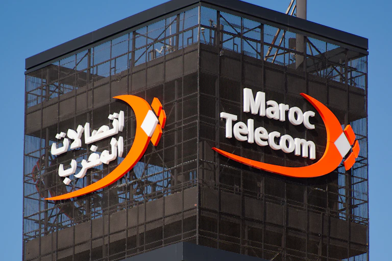 Vue du sommet de l’immeuble portant le logo de l’entreprise en arabe et en anglais.