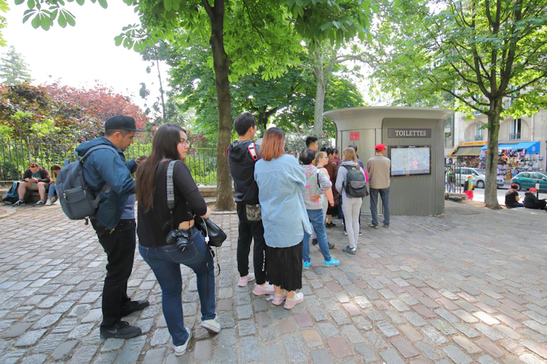 En 2019, à Paris, attente devant des toilettes publiques.