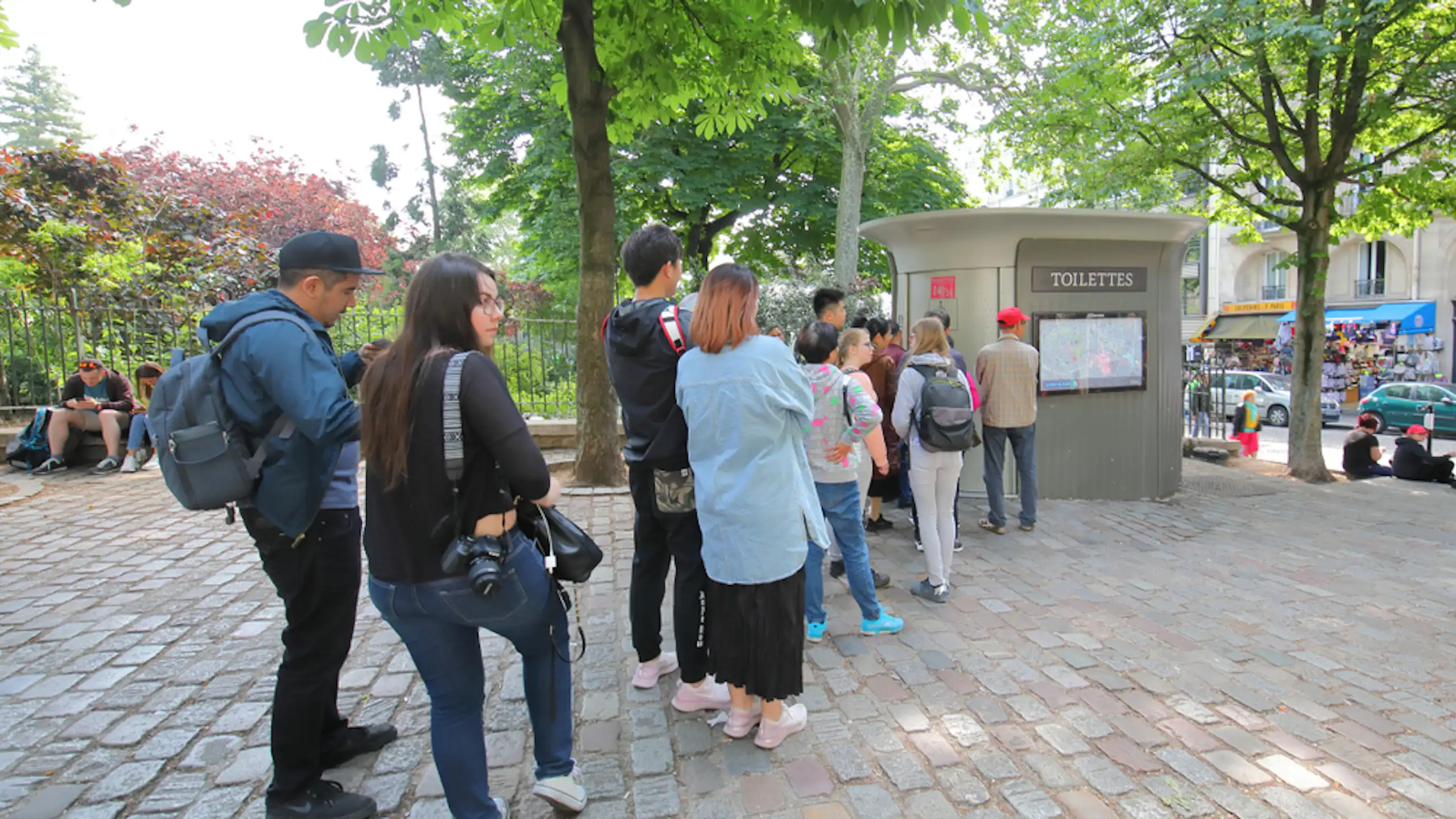 En 2019, à Paris, attente devant des toilettes publiques.