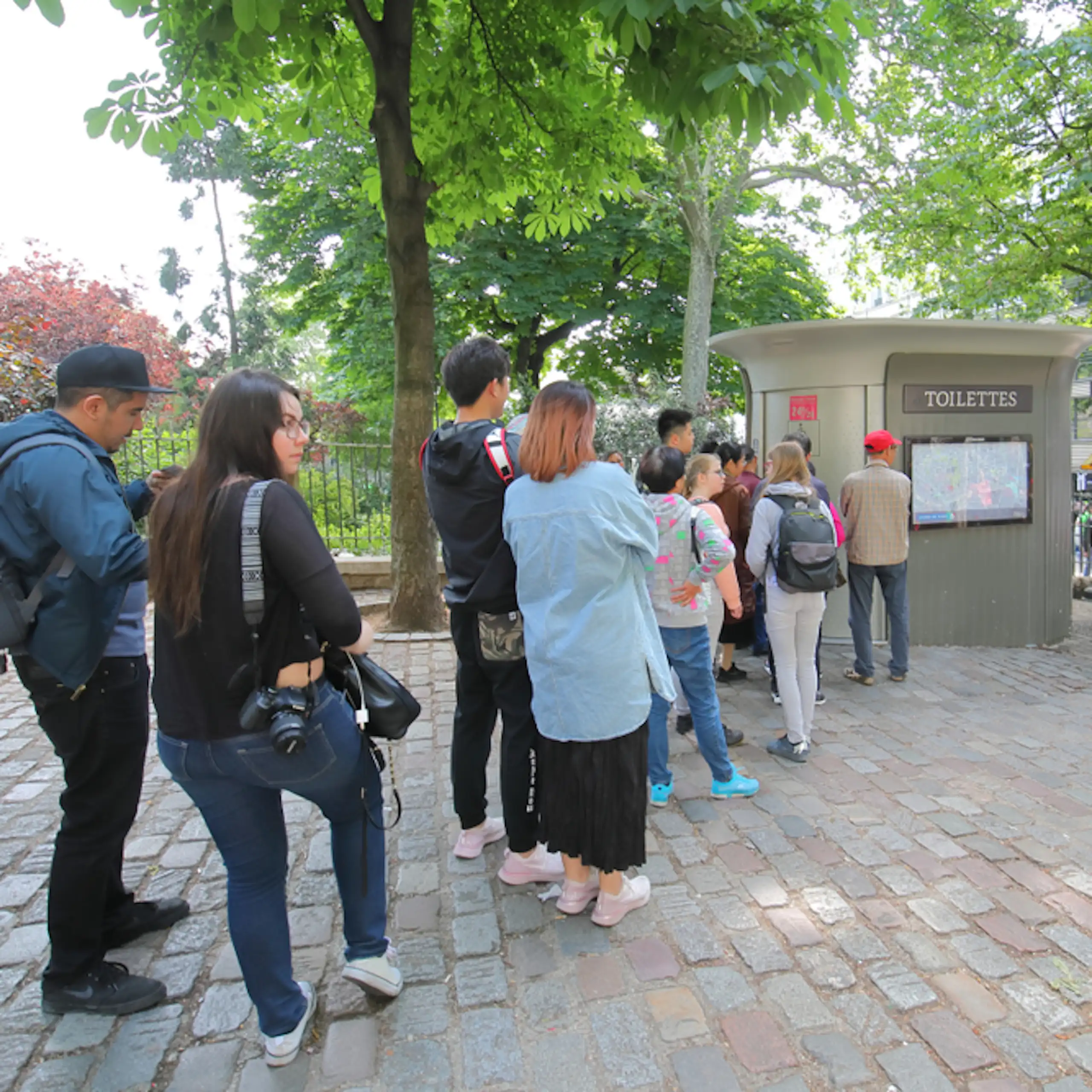 En 2019, à Paris, attente devant des toilettes publiques.