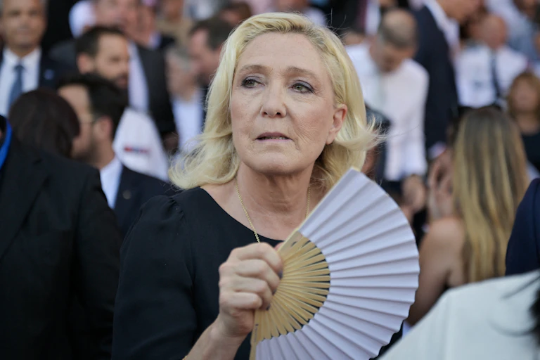 une femme avec un éventail