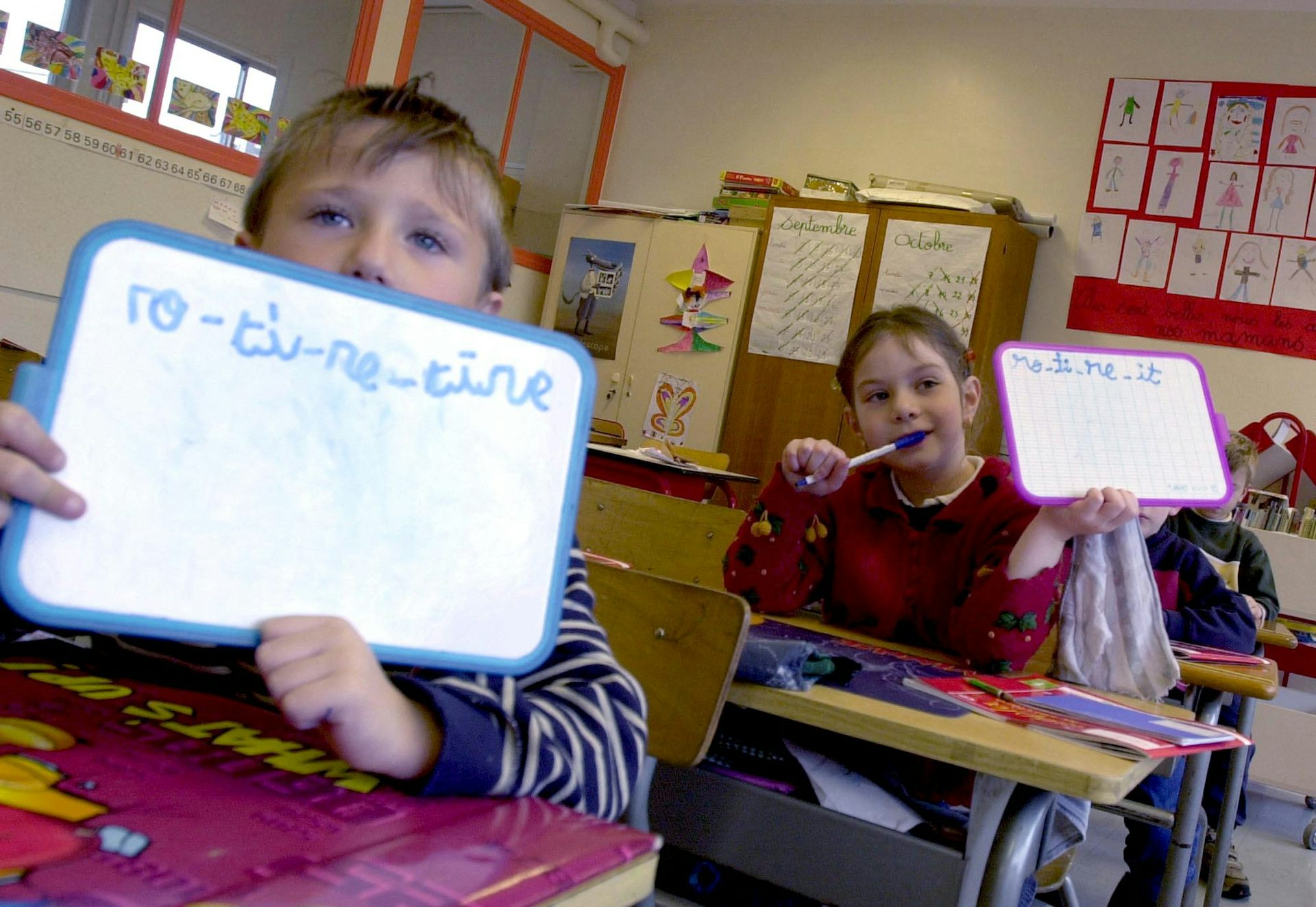Dans une classe de CP à Caen, les débuts de l'apprentissage de l'écriture (novembre 2002).