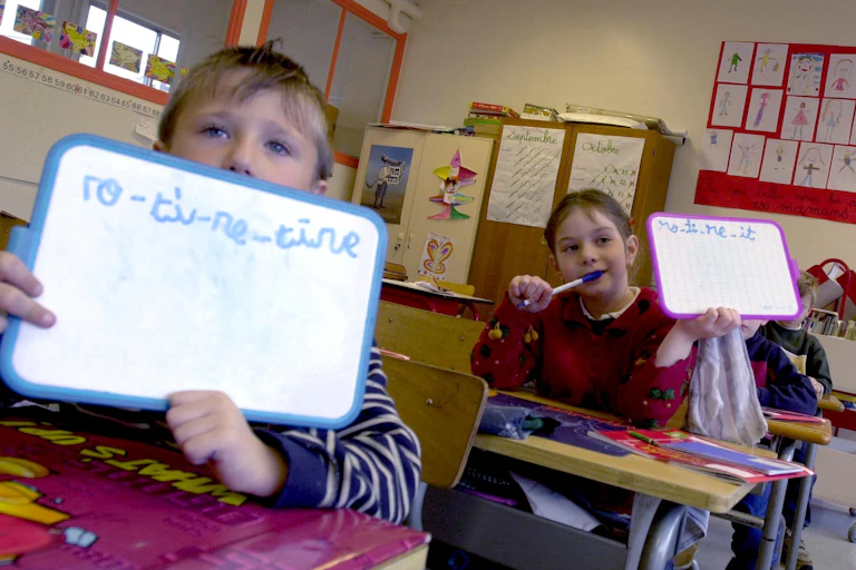 Dans une classe de CP à Caen, les débuts de l'apprentissage de l'écriture (novembre 2002).