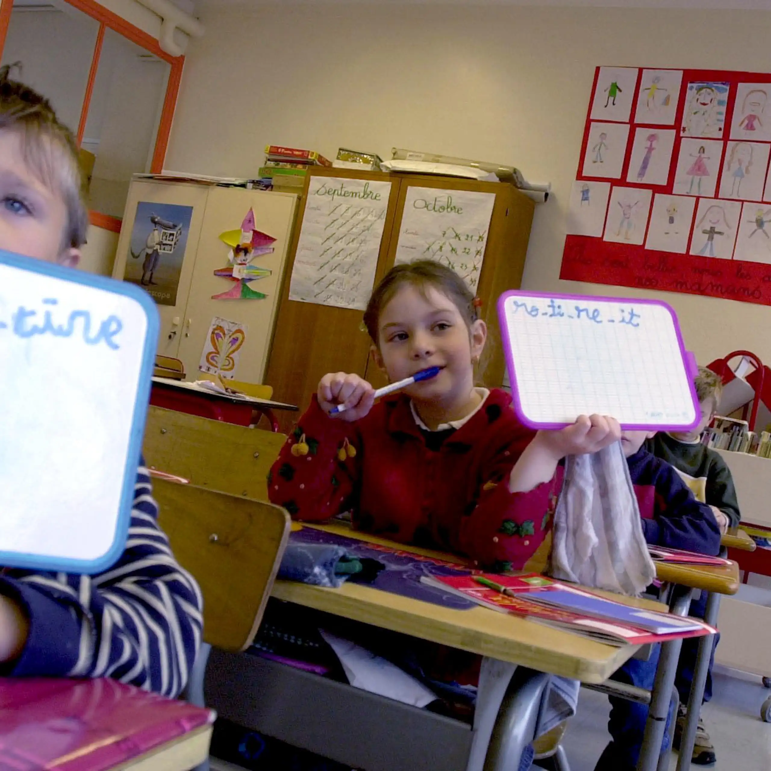 Dans une classe de CP à Caen, les débuts de l'apprentissage de l'écriture (novembre 2002).