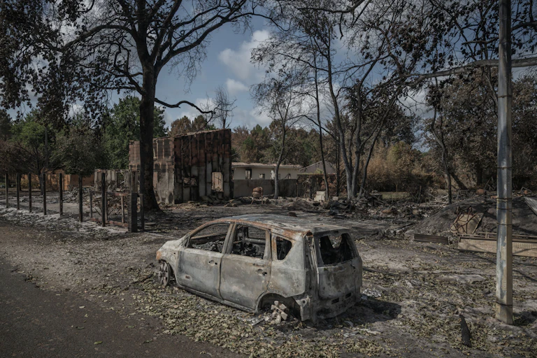 voiture brûlée et maison détruite par un incendie.