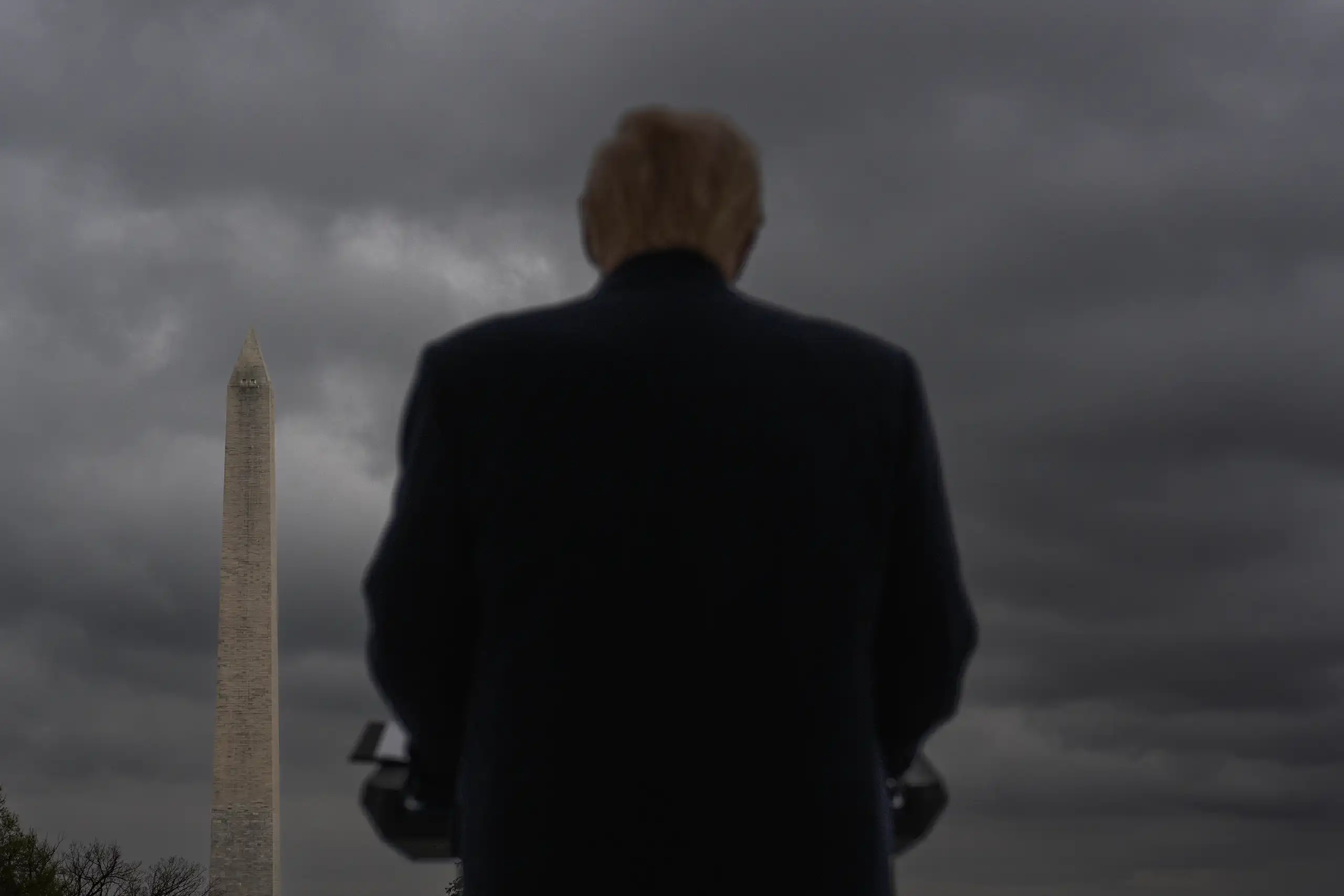 Donald Trump vu de dos, faisant face à l’obélisque du Washington Monument.