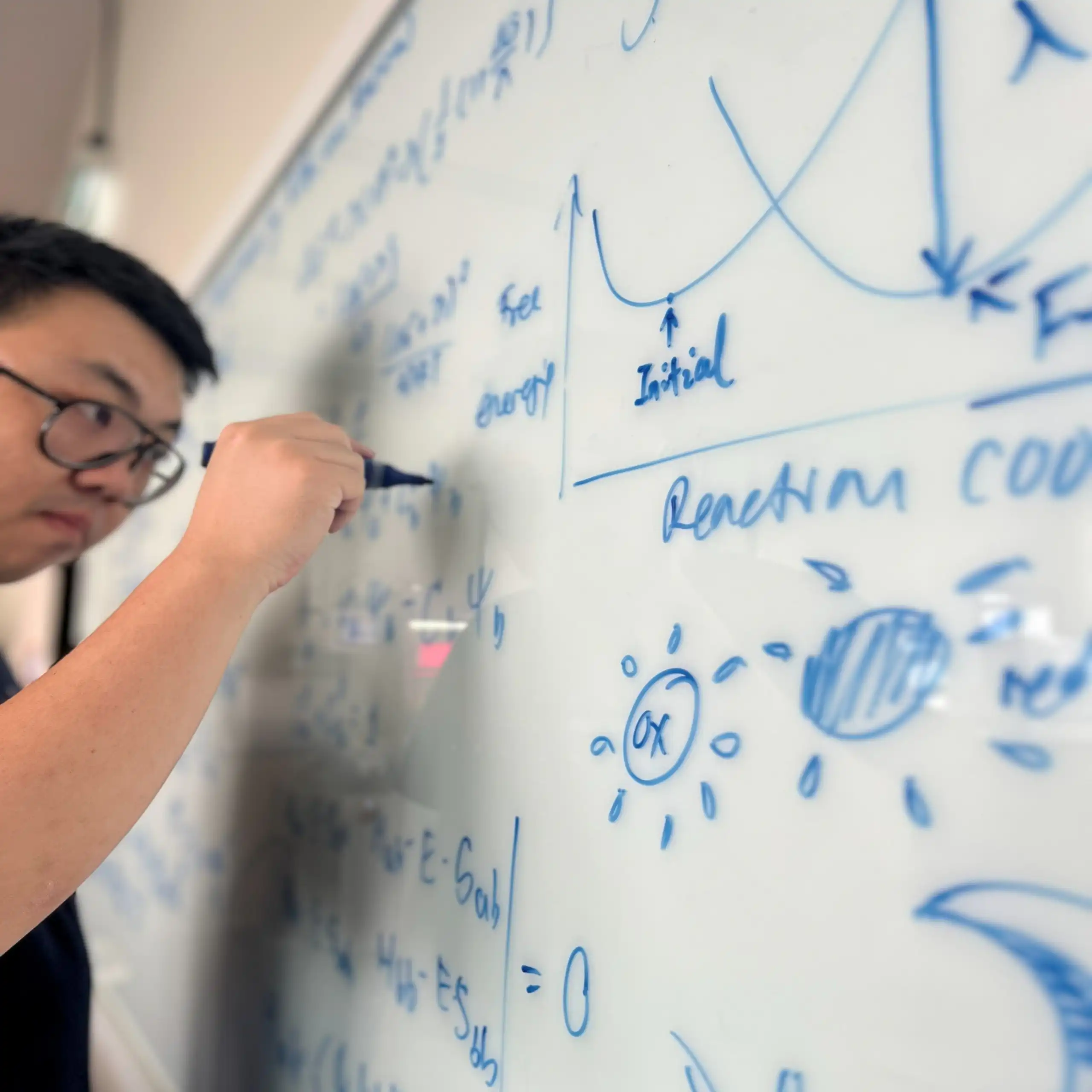 Un étudiant écrit des équations sur un tableau