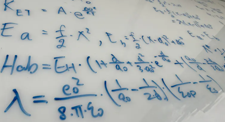Équation analytique sur un tableau blanc