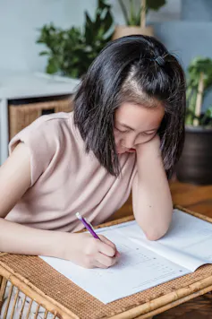 Saat mulai puber, anak perempuan dengan ADHD lebih berisiko mengalami kesulitan belajar di sekolah.
