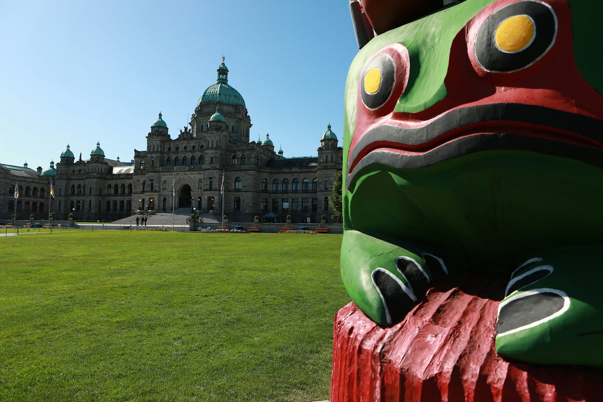 Un totem se dresse devant un parlement.