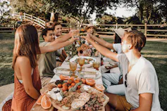 Un grupo de personas en una cena.