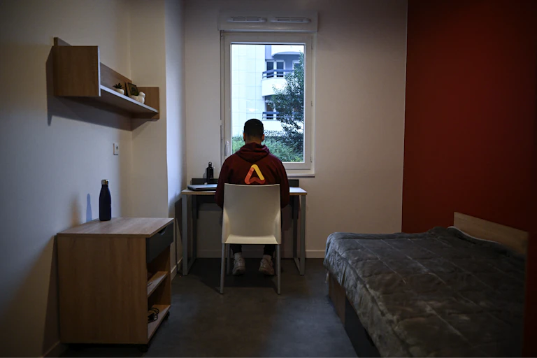 Une chambre des nouvelles résidences étudiantes de l’ARPEJ, à Suresnes, lors d’une visite ministérielle en 2023.