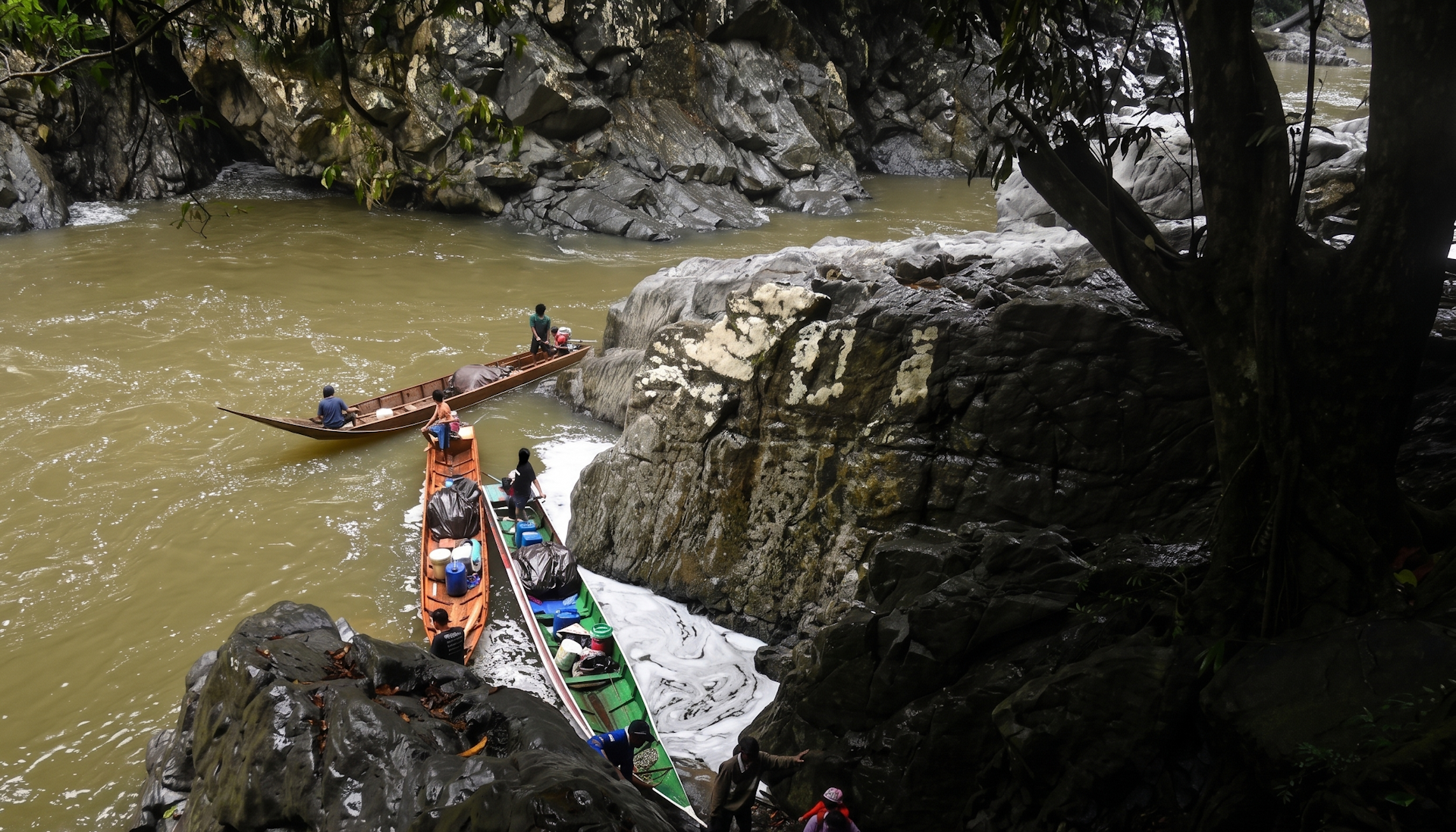 Masyarakat adat di Kalimantan Utara harus menaiki perahu dan melawan jeram berbahaya untuk bisa mengakses RSUD terdekat.