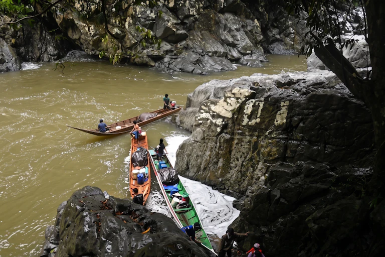 Masyarakat adat di Kalimantan Utara harus menaiki perahu dan melawan jeram berbahaya untuk bisa mengakses RSUD terdekat.