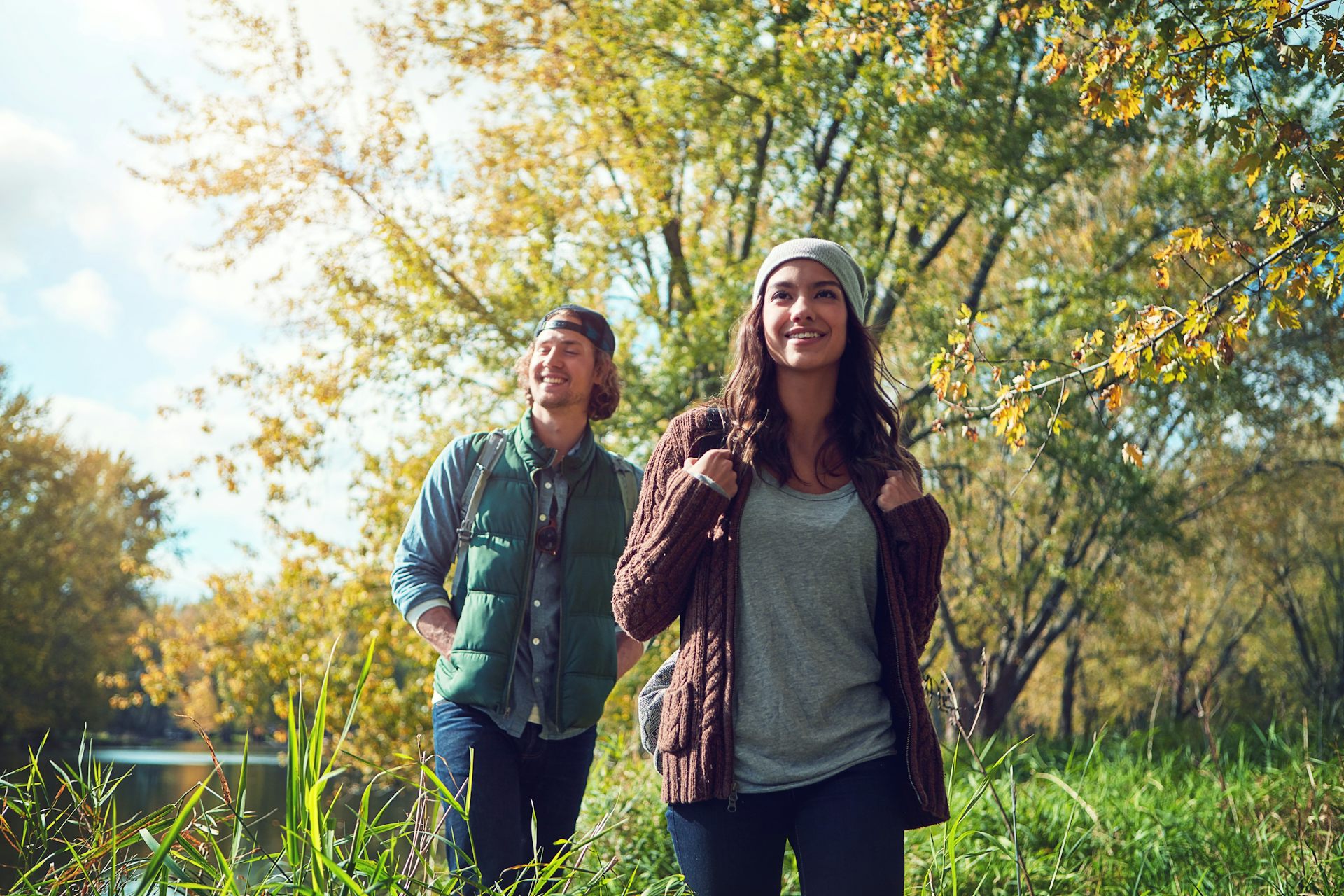 Un chico y una chica paseando por un bosque