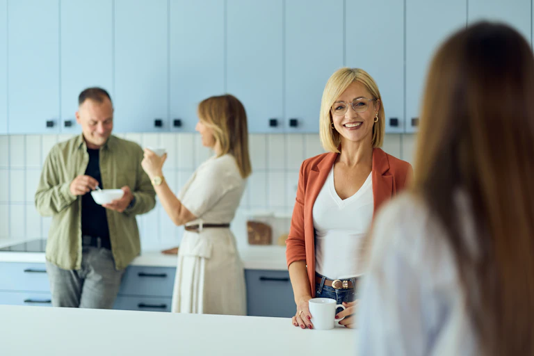 Personas sonrientes interactuando en una cocina
