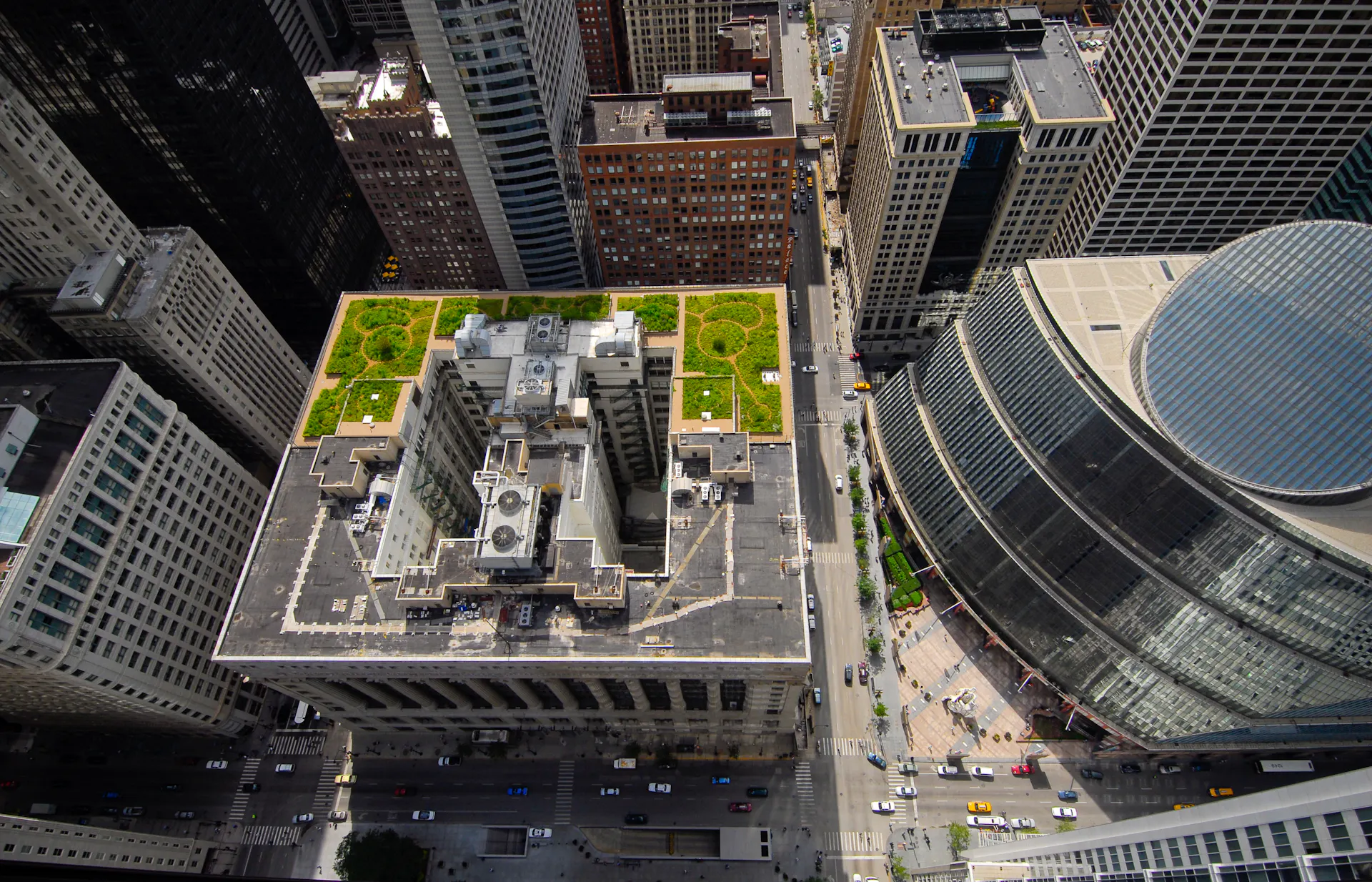 An aerial view of Chicago's City Hall, with the half the rooftop made into a park