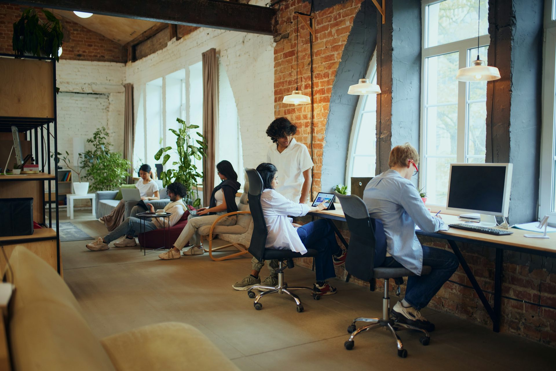 Une salle de travail partagée.
