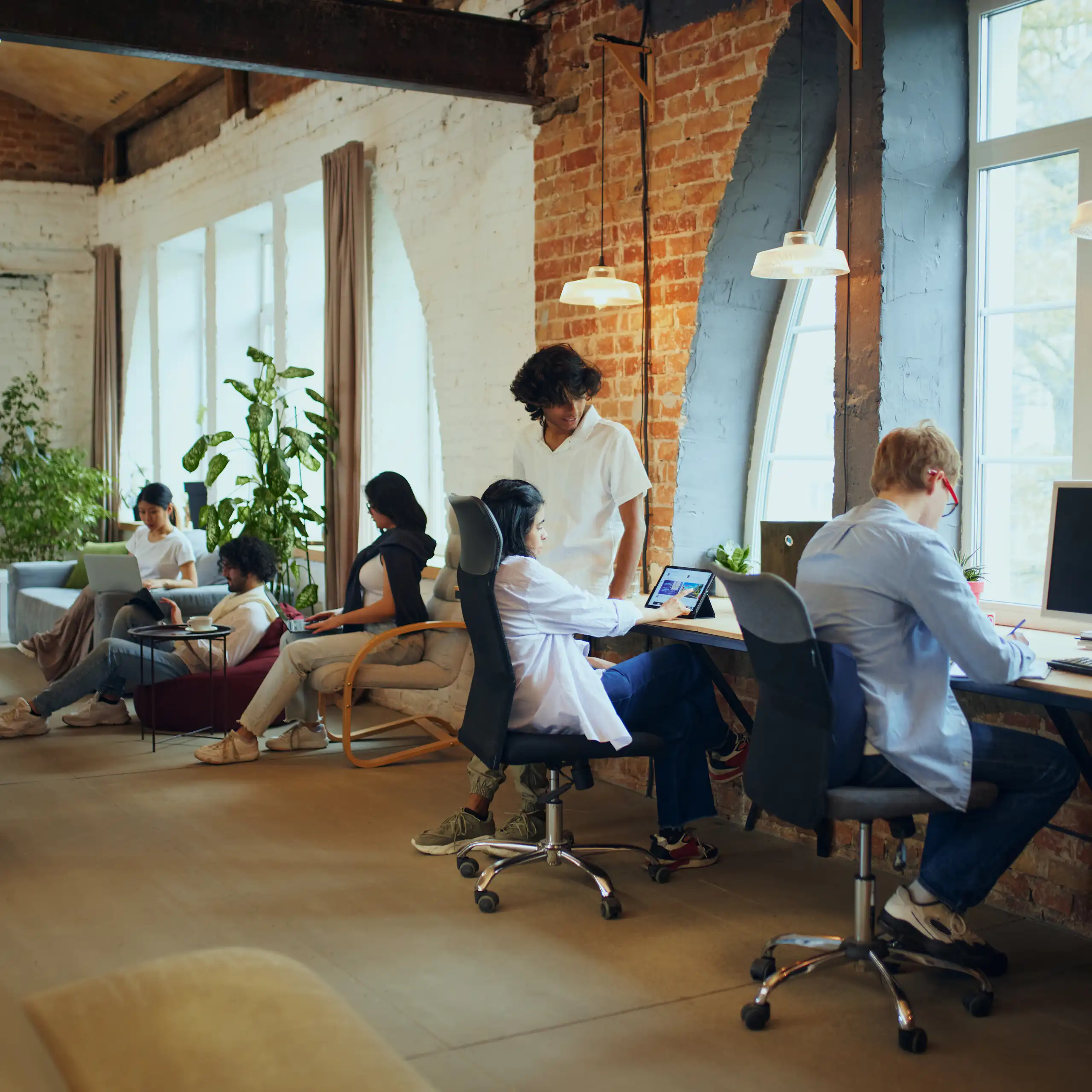 Une salle de travail partagée.