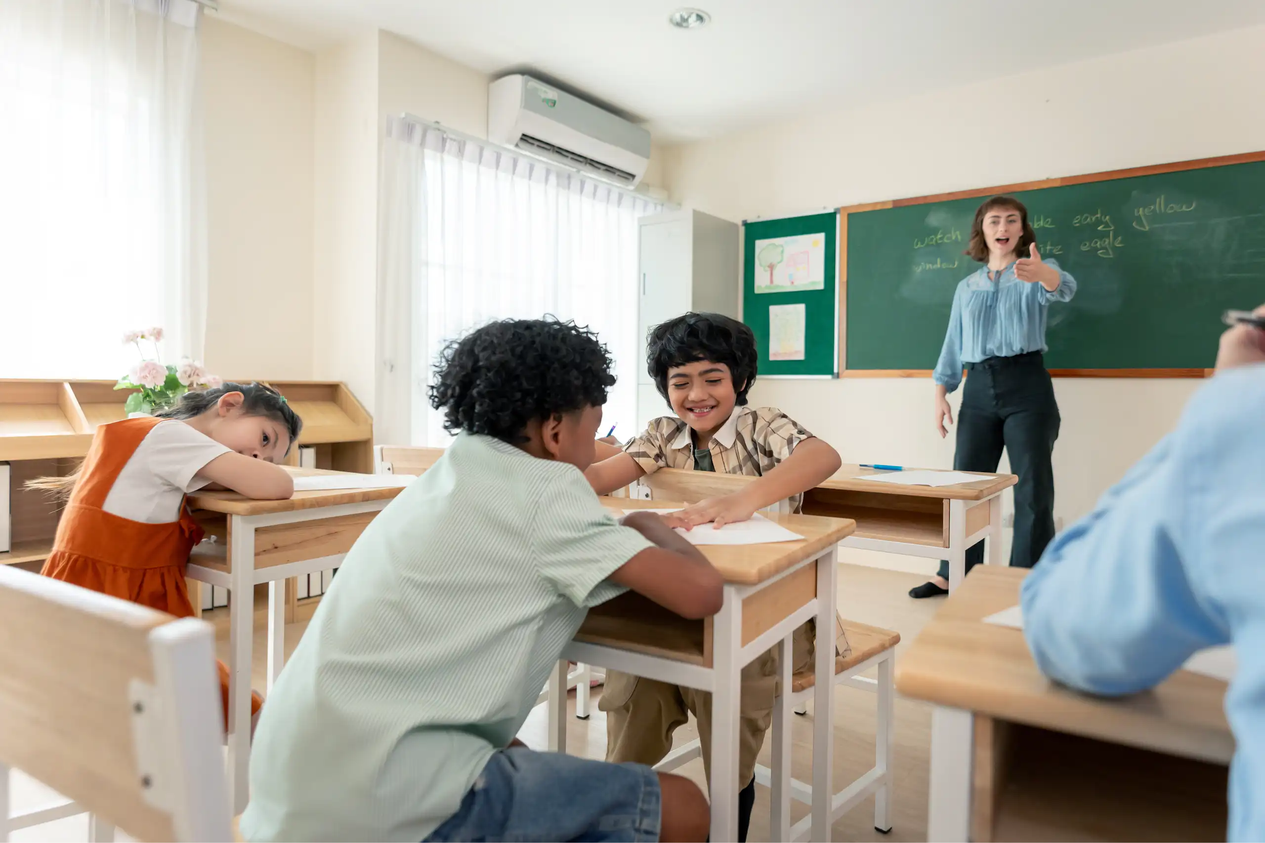 Una profesora se dirige a sus alumnos en un aula