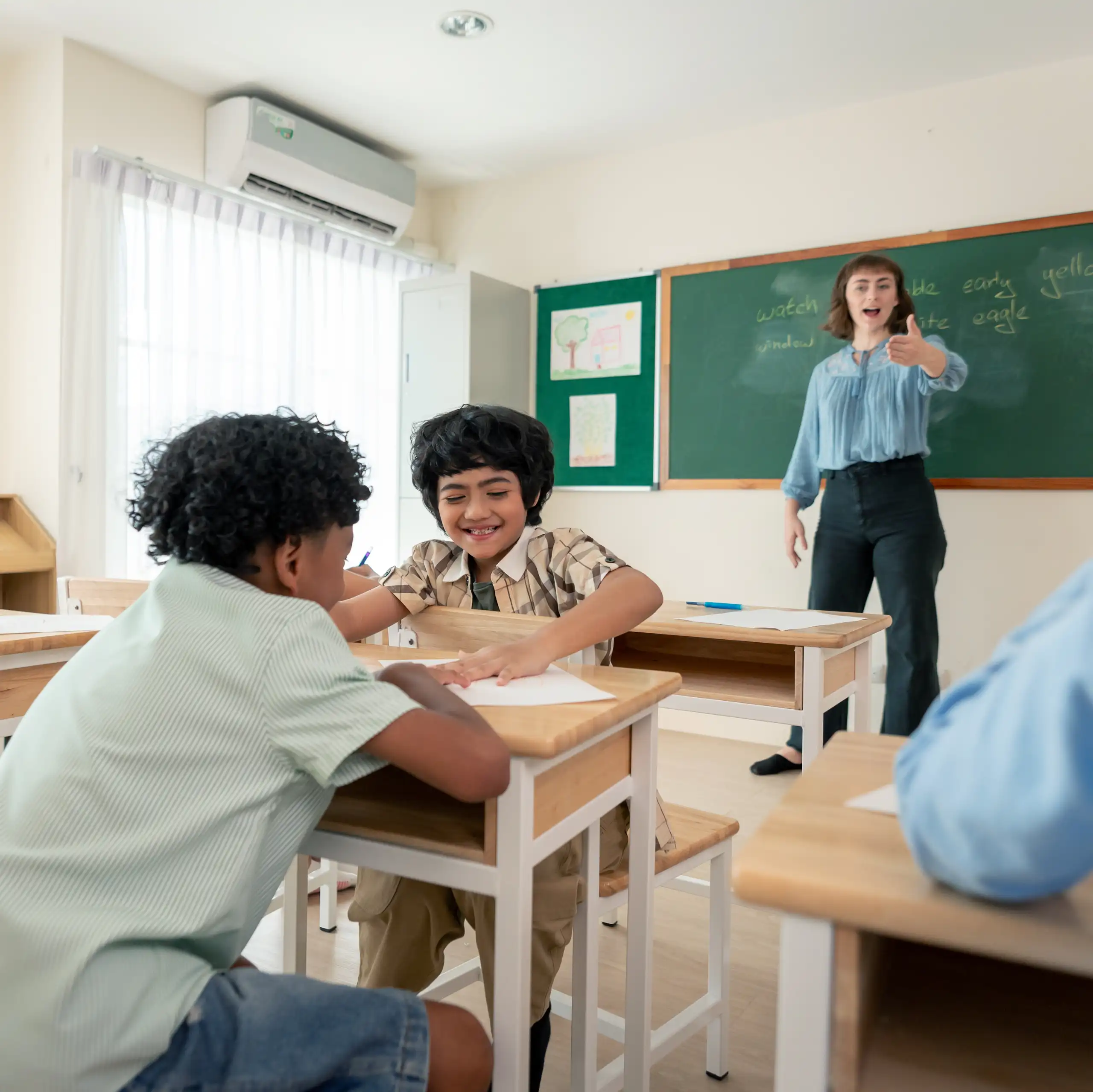 Una profesora se dirige a sus alumnos en un aula