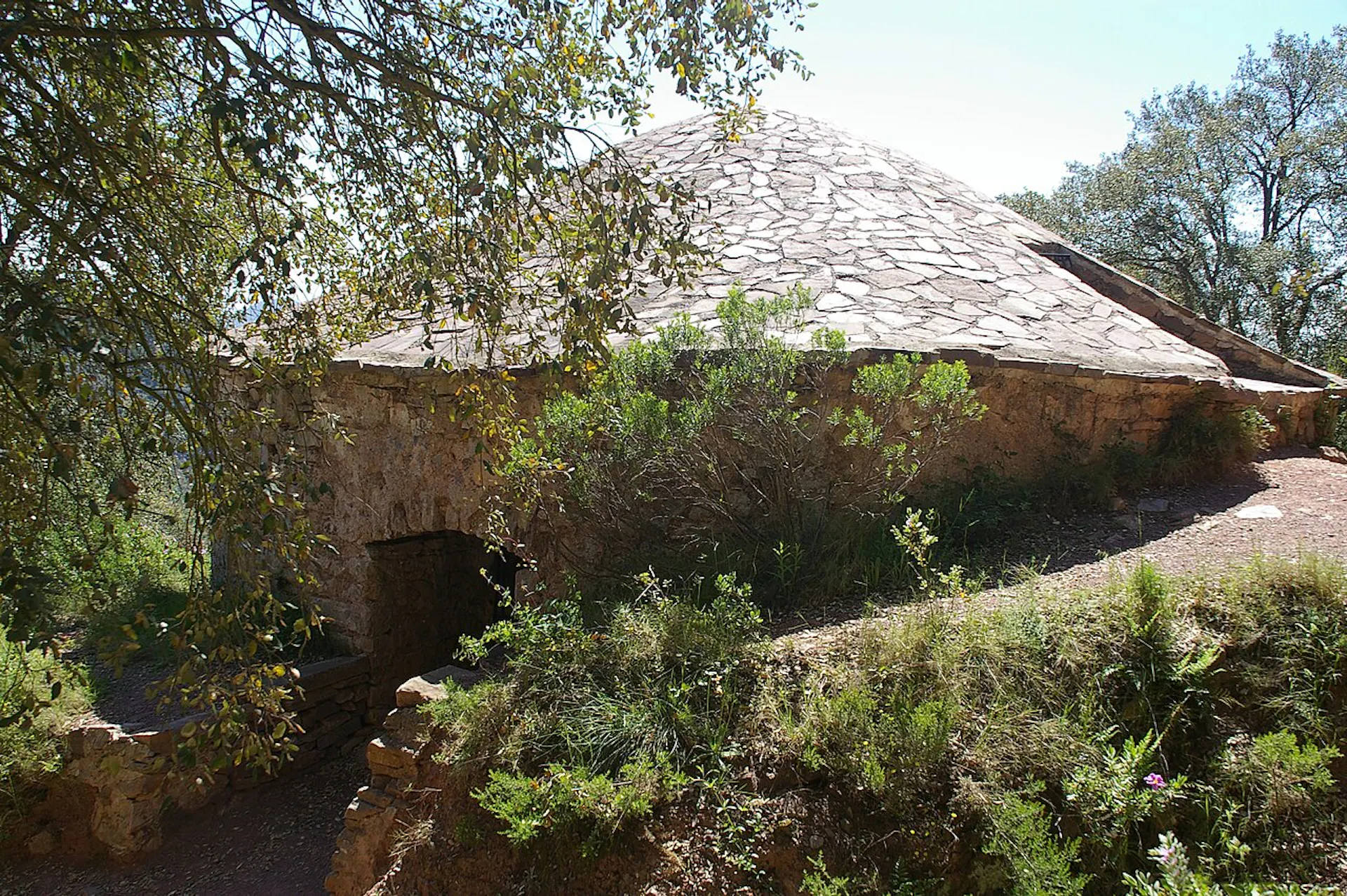 A domed storage building used to hold snow, compressed into ice for use through summer.