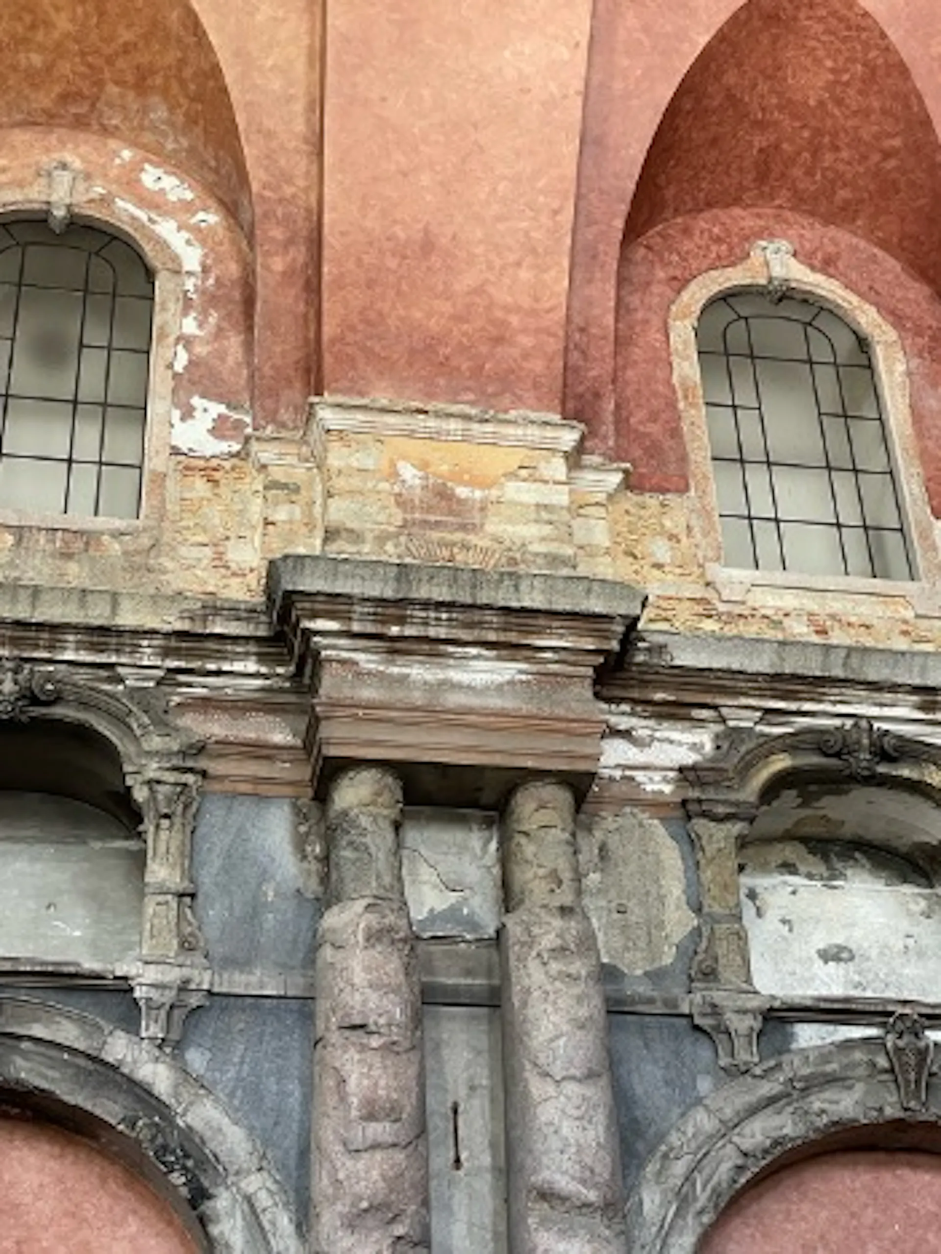 Different colors on burned walls of a church show different temperatures of the fire.