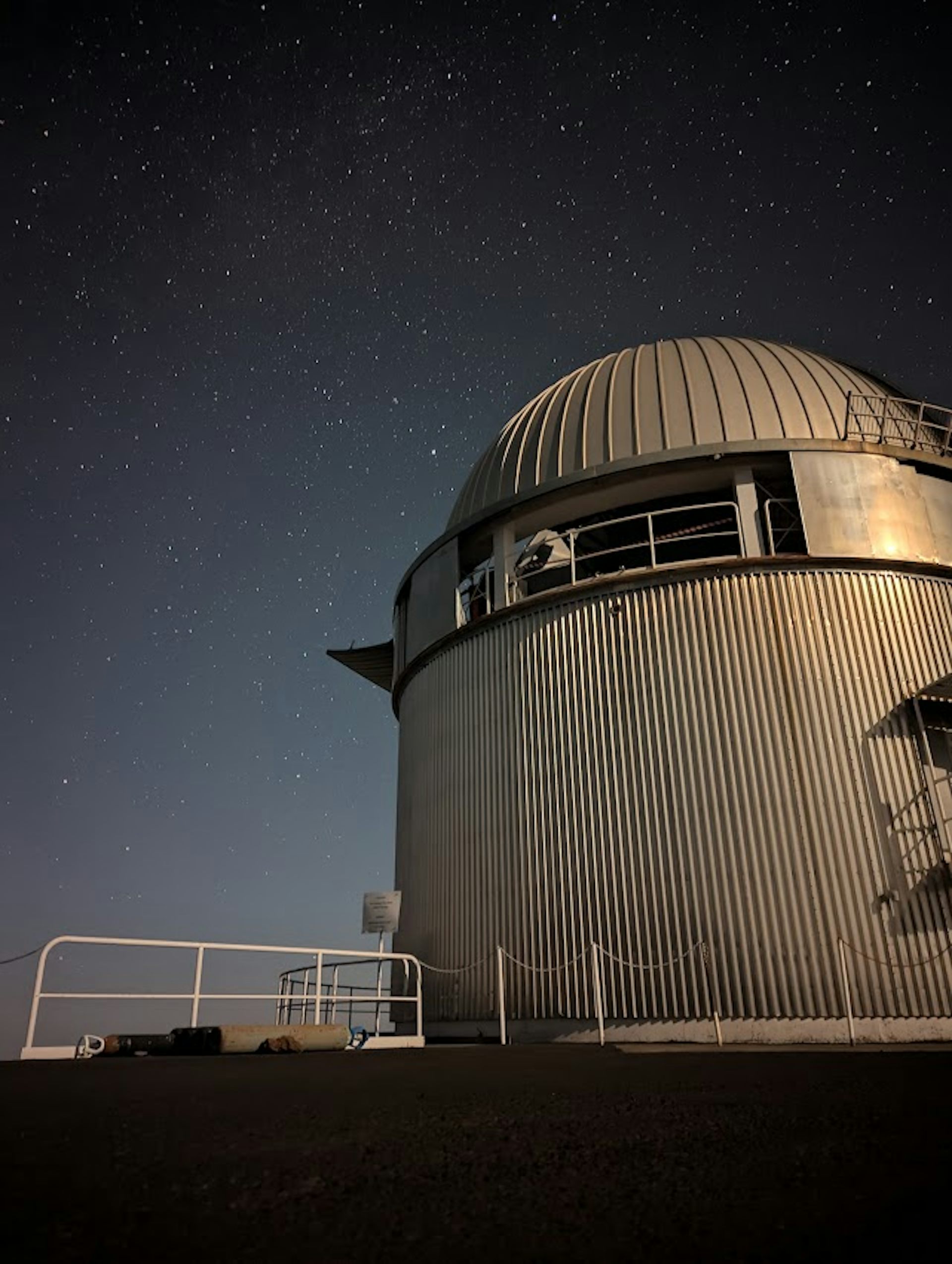 Edifício em forma de cúpula contra o céu noturno
