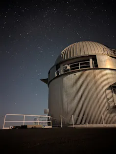 Edifício em forma de cúpula contra o céu noturno