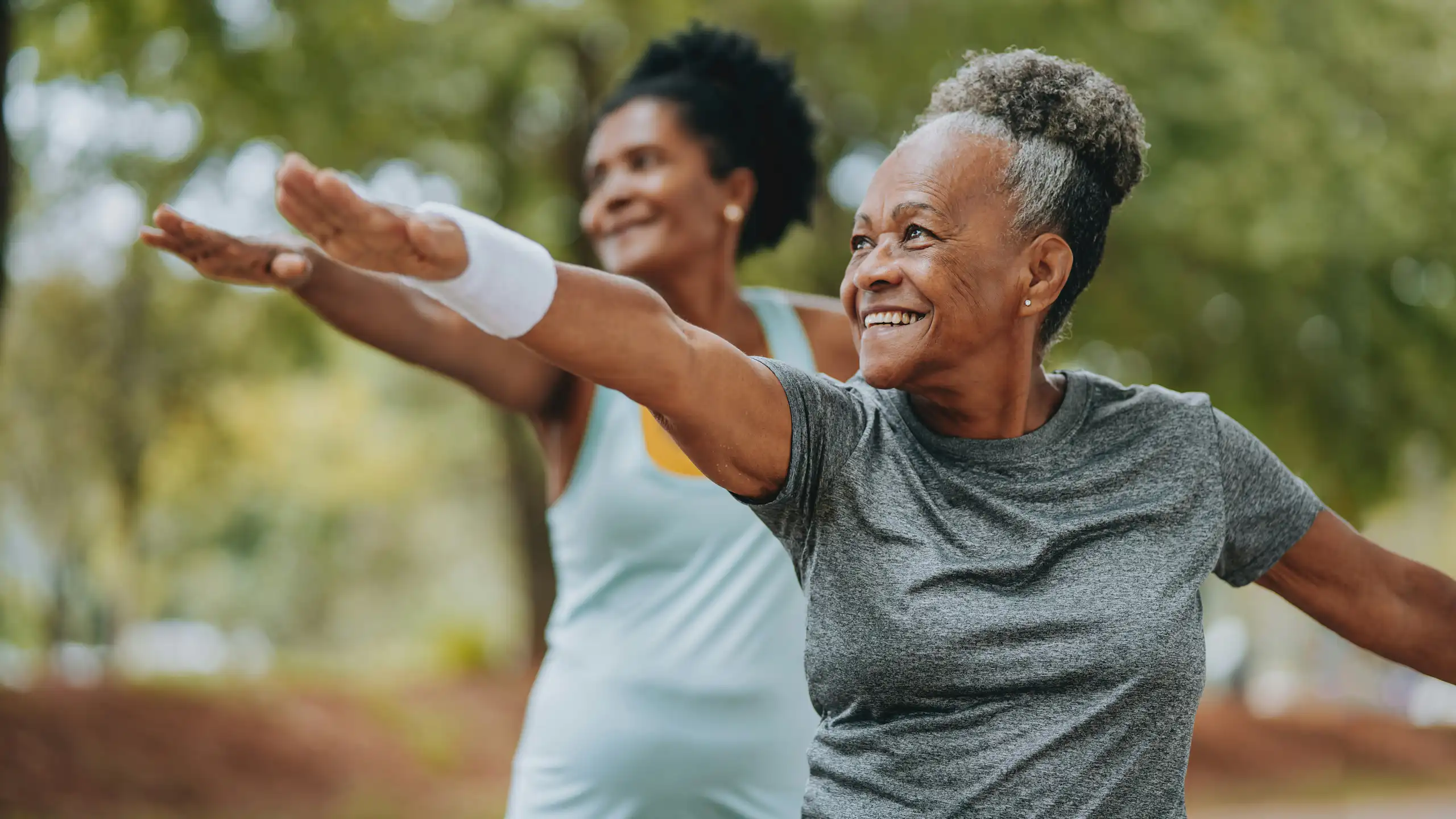 Deux femmes font de l'exercice