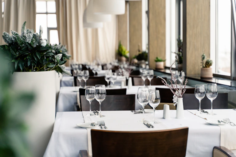 Vue d'une salle de restaurant haut-de-gamme vide.