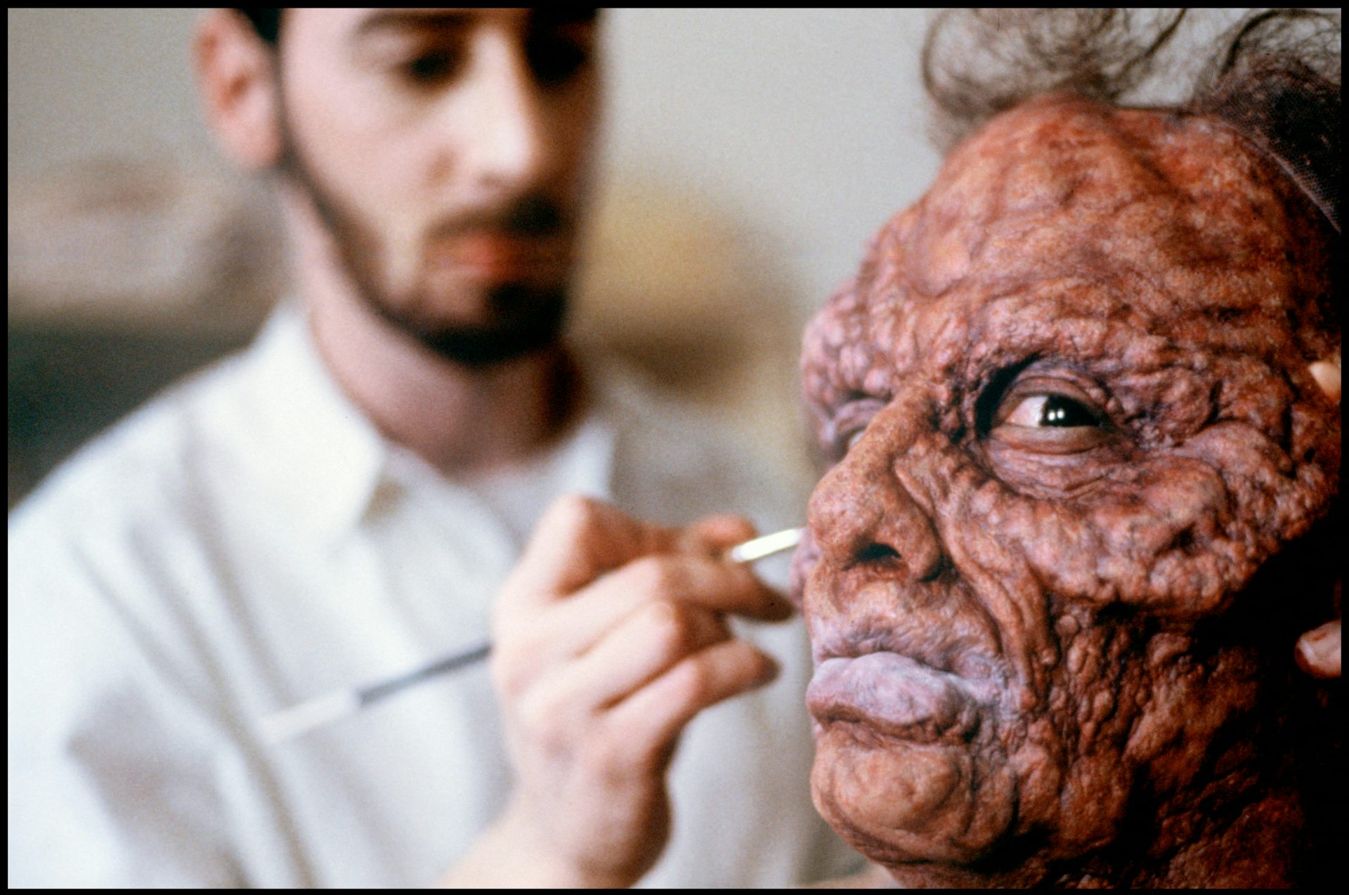 Jeff Goldblum na krześle do charakteryzacji w filmie The Fly.