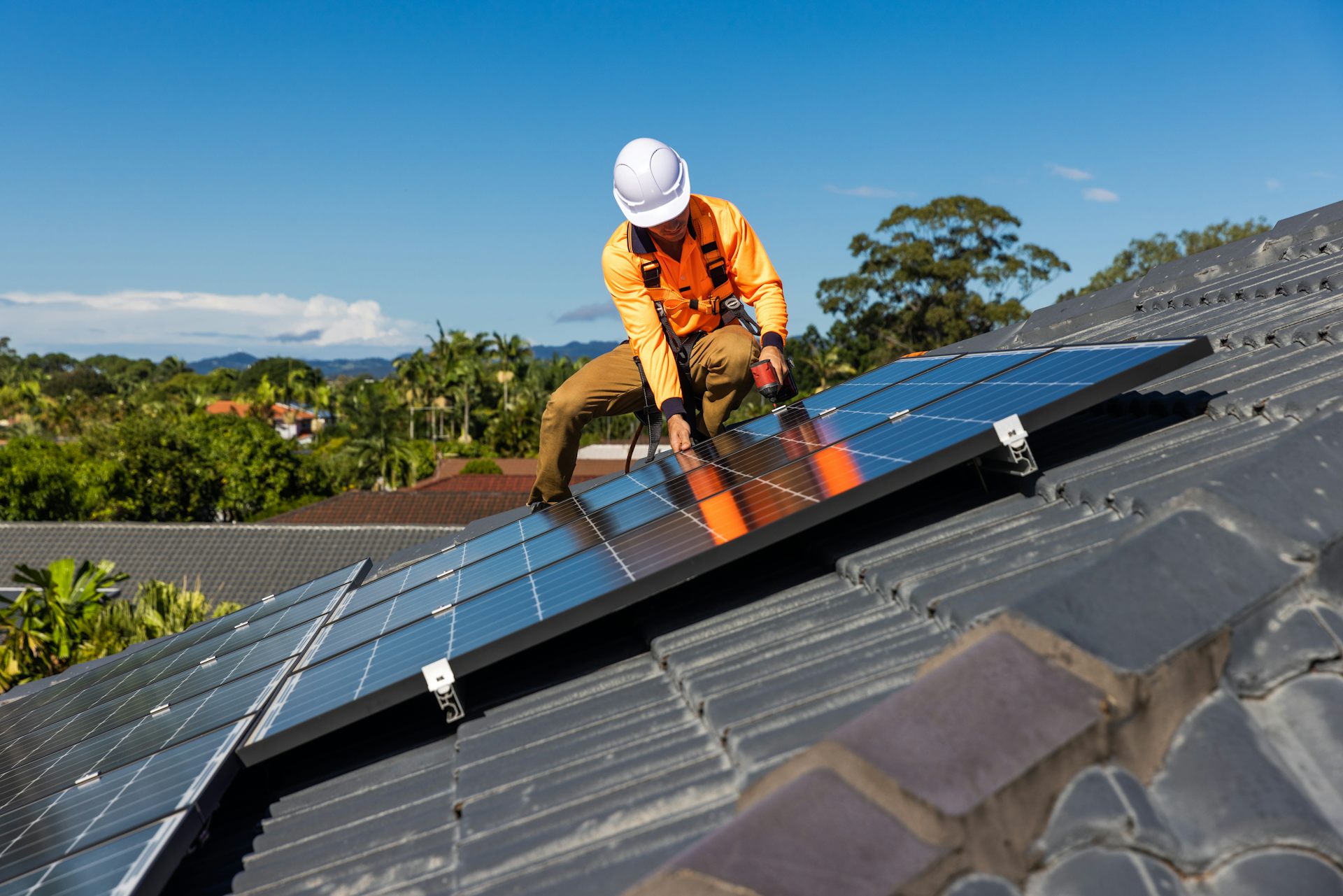These 5 charts show how far rooftop solar and home batteries can take us – and why we still need the grid