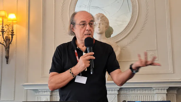 el físico José Ignacio Latorre dando una conferencia