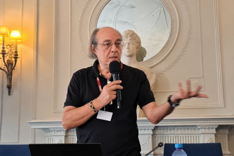 el físico José Ignacio Latorre dando una conferencia