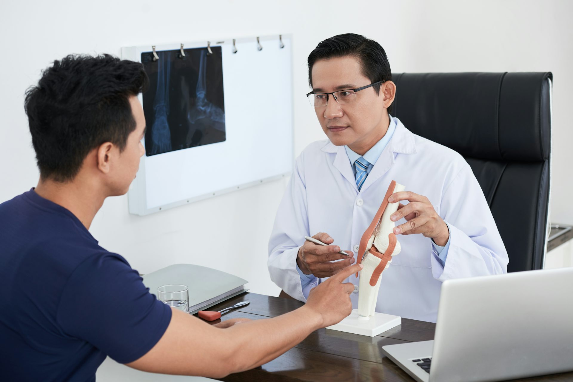 Ilustrasi dokter berdiskusi dengan pasien.