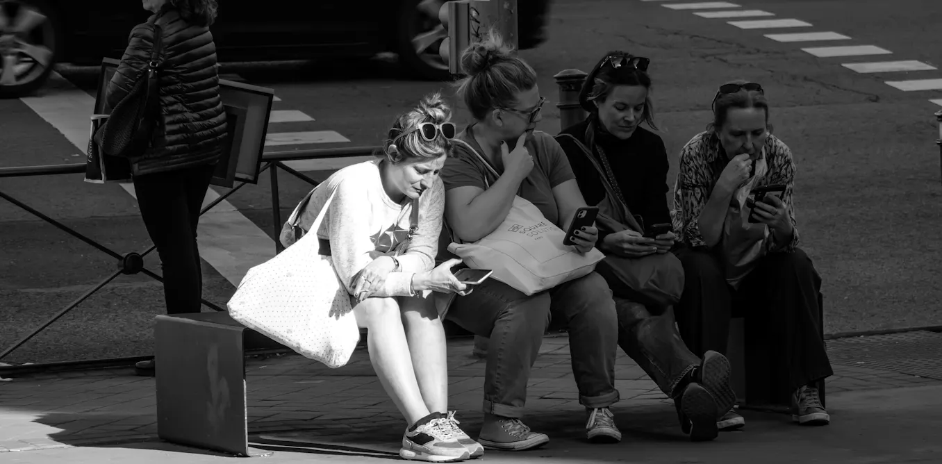 De la télé au portable, comment nos corps se sont progressivement rapprochés des écrans