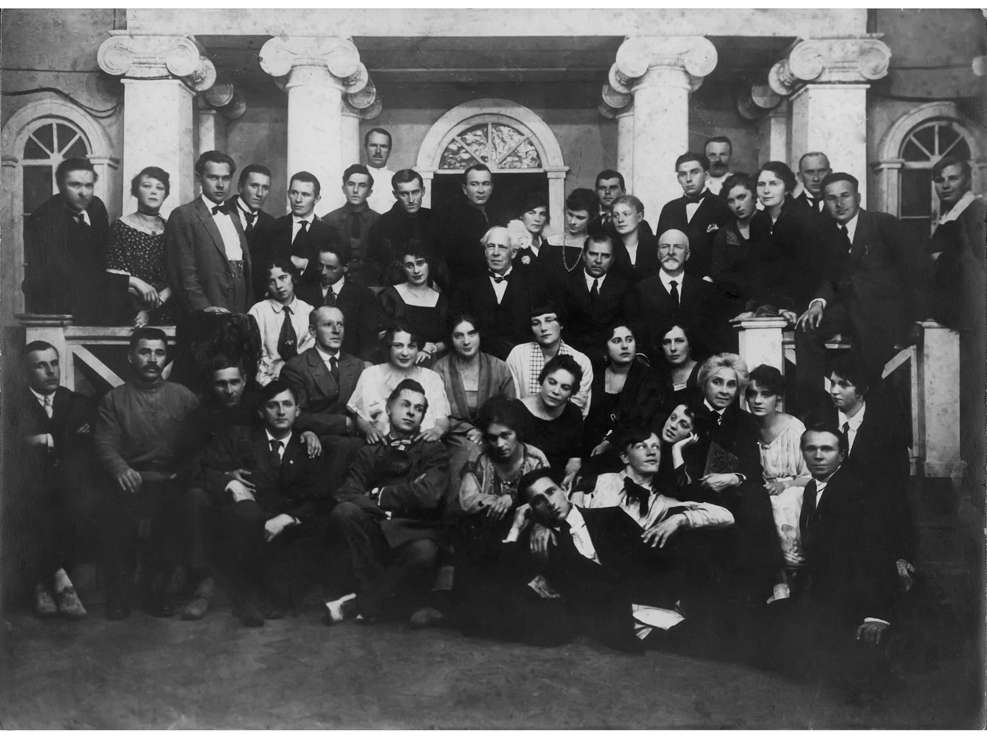 Black and white photograph of a thick crowd of actors.